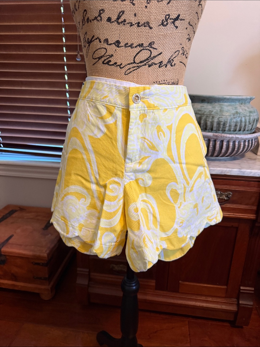 Yellow & White Printed Women's Scallop Hem Shorts